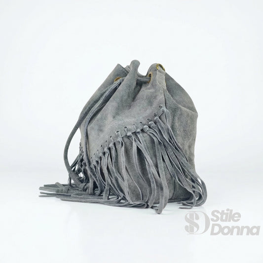 Borsa a secchiello in morbido materiale camoscio grigio con frange stile donna e finitura scamosciata elegante