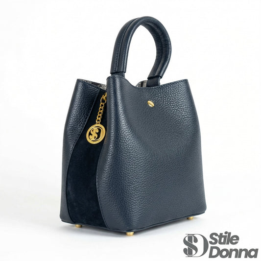 Borsa a secchiello in vera pelle nera con bottone automatico, tracolla regolabile e charm brandizzato in metallo oro