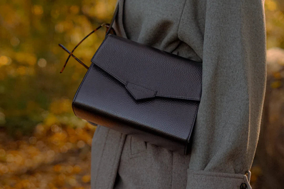 Borsa a spalla in pelle nera luxury con patta a busta testurizzata