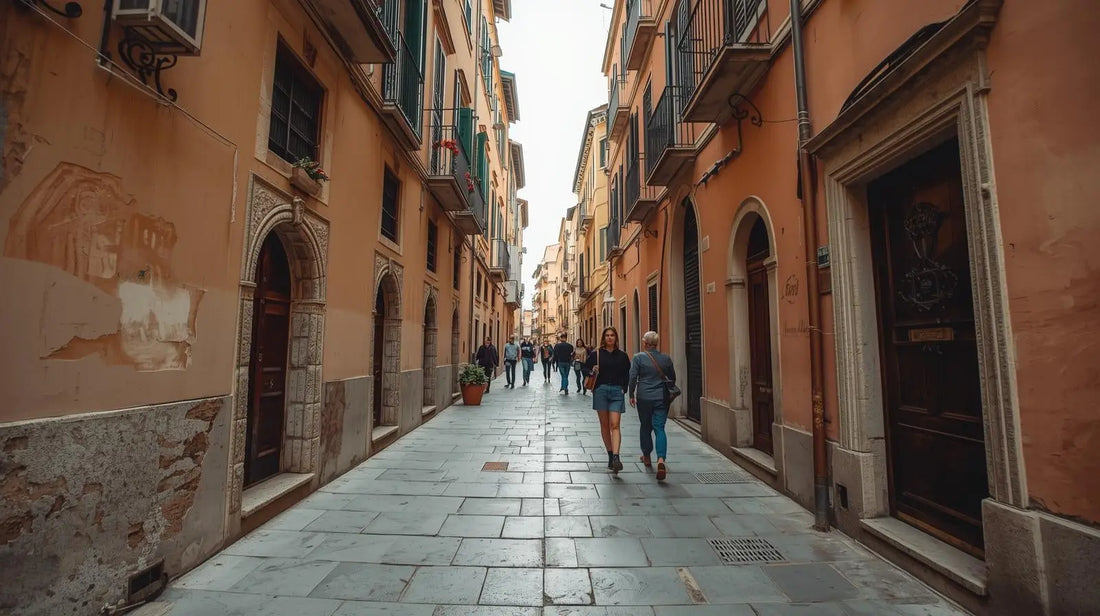 Vicolo stretto con edifici arancioni e stile donna di tendenza