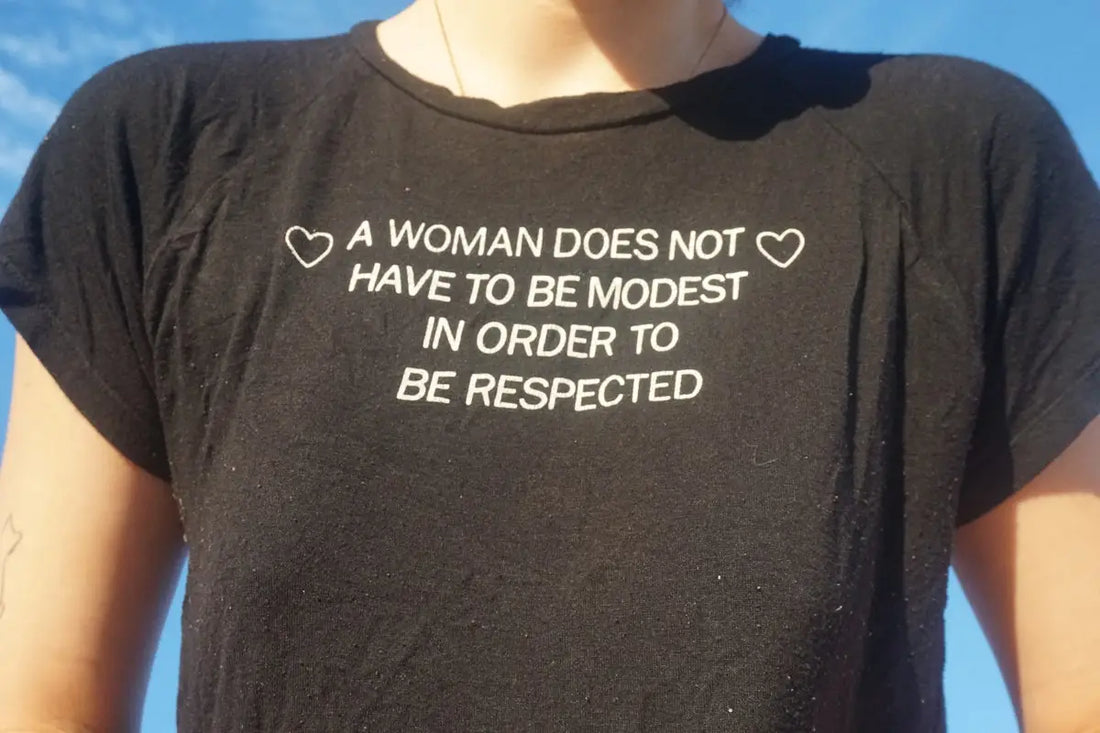 T-shirt nera manica corta stile donna con cuori bianchi sul petto