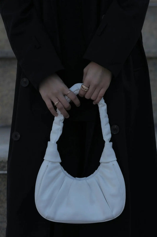 White pleated borse da donna with twisted rope handle in questo articolo