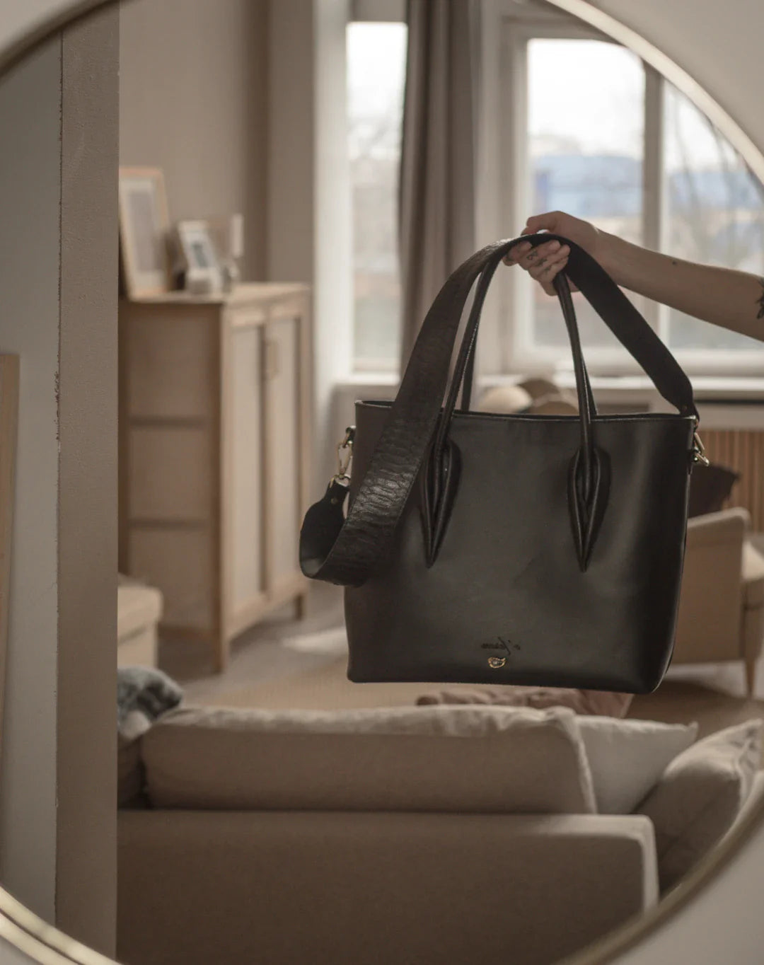 Borsa tote in pelle nera strutturata con manici a doppio top per outfit perfetti