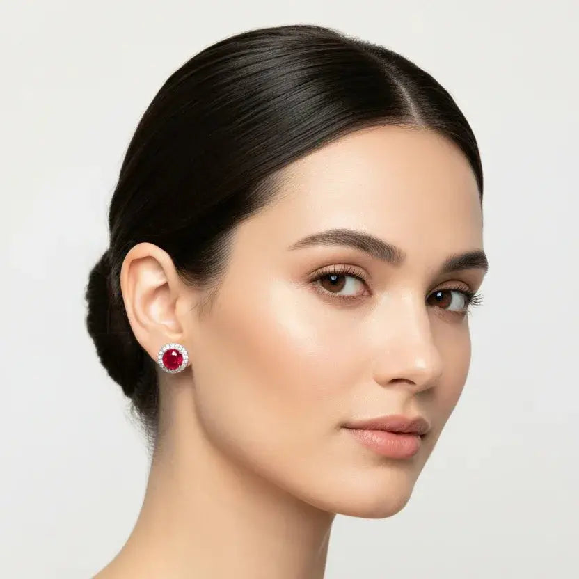 Orecchino elegante con rubino e alone di diamanti in platino, stile donna