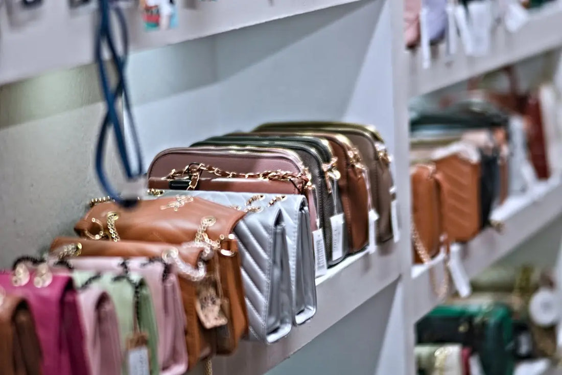 Borse quadrate rigide con catene dorate in rosa, marrone e argento