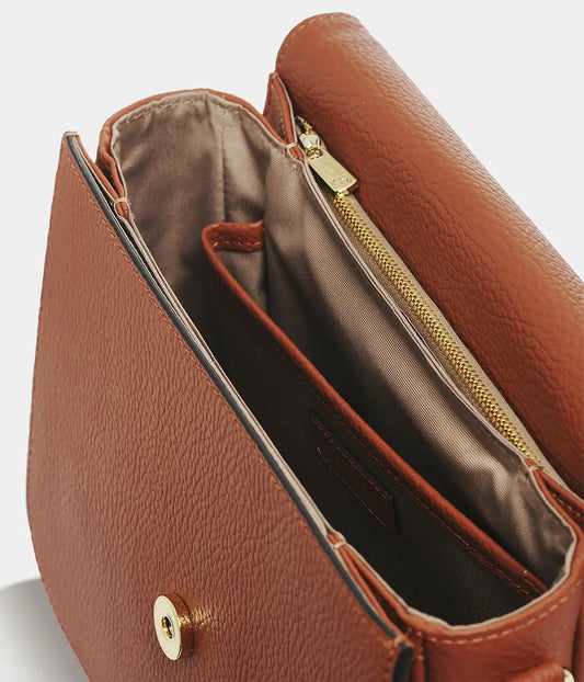 Tan pebbled leather crossbody bag in stile donna, gold hardware.