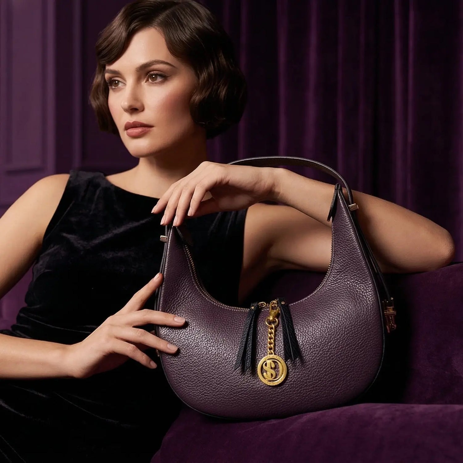 Borsa a tracolla da donna rosa intrecciata con accenti in pelle marrone