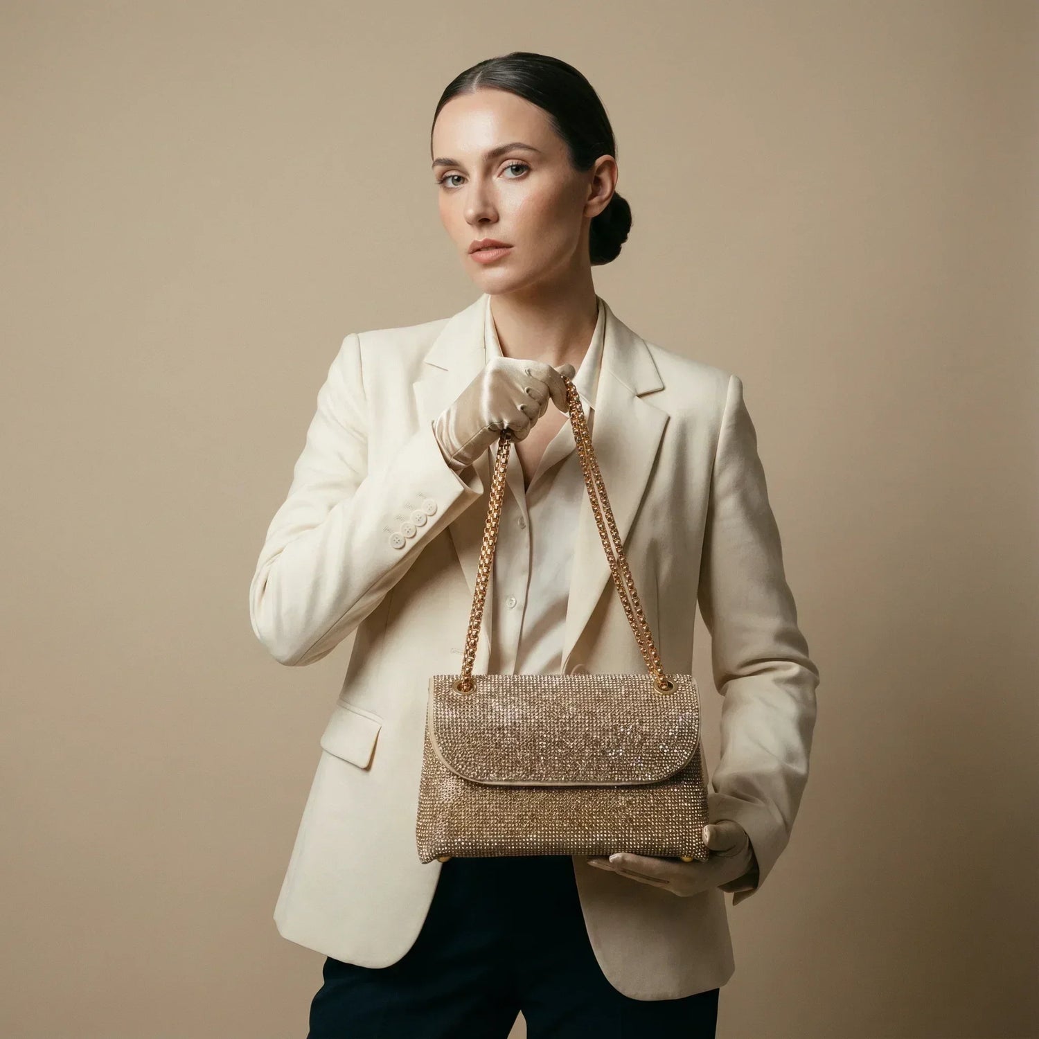 Borsa clutch con strass dorati scintillanti e catena, collezione Borse con strass