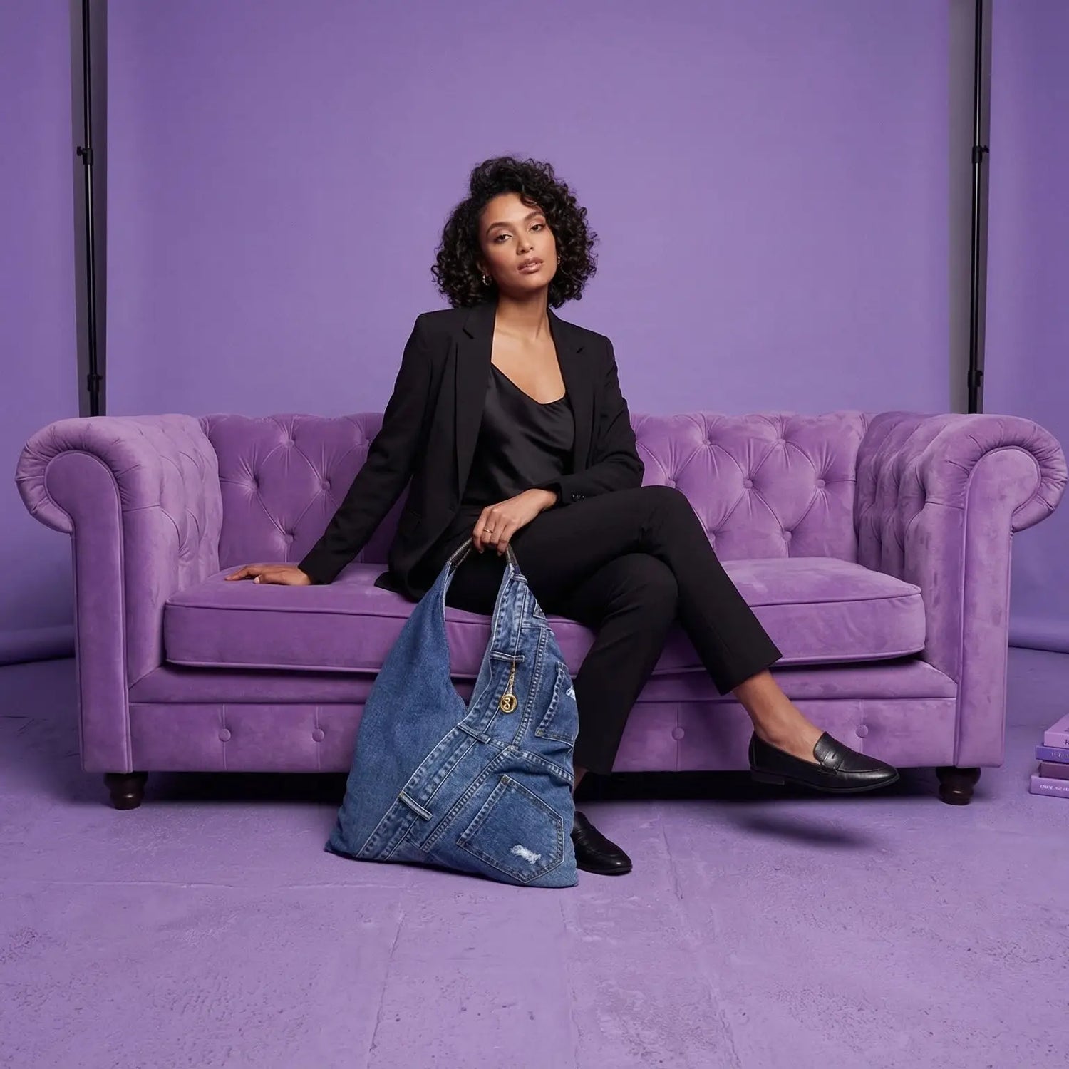 Borsa tote in denim blu con grafiche gialle e bianche, stile donna bags