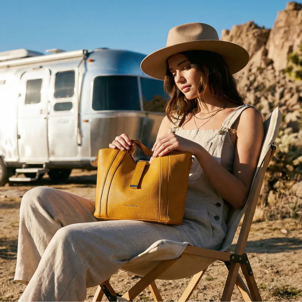 Borsa Valentini tote in pelle giallo senape con texture minimalista