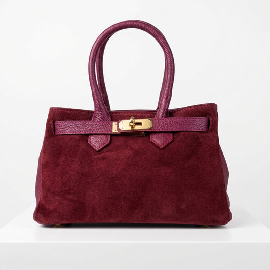 Borsa a mano in pelle scamosciata bordeaux con finiture dorate e tracolla regolabile modello hermès kelly