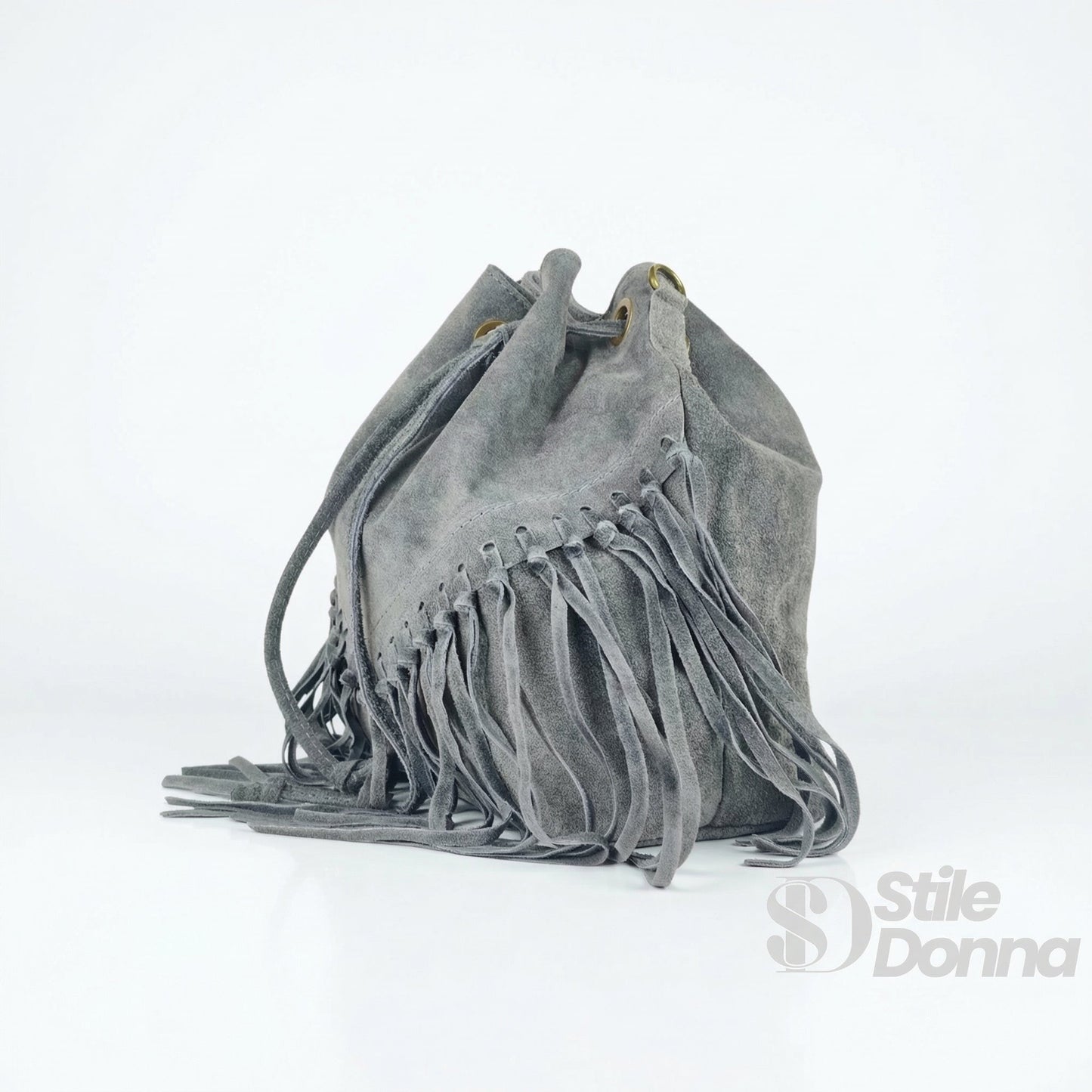 Borsa a secchiello in morbido materiale camoscio grigio con frange stile donna e finitura scamosciata elegante