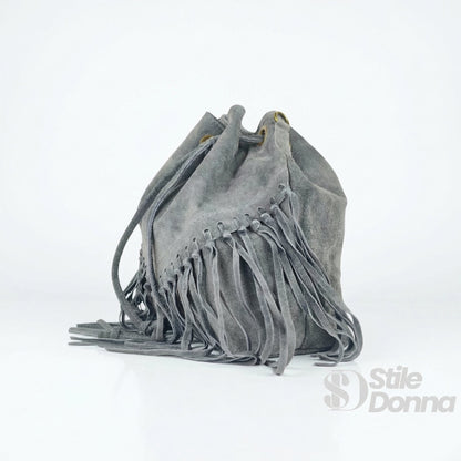 Borsa a secchiello in morbido materiale camoscio grigio con frange stile donna e finitura scamosciata elegante