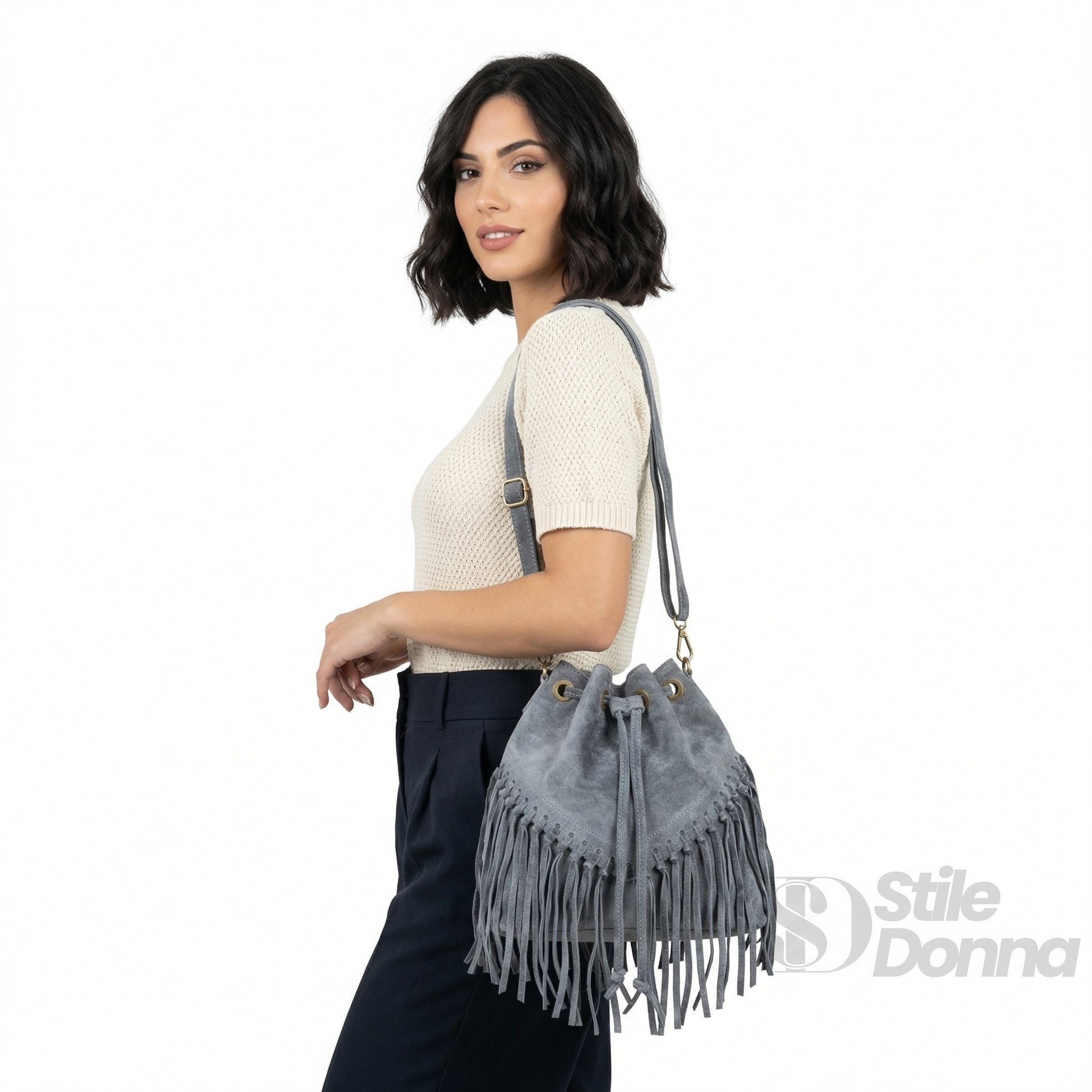 Borsa a secchiello grigia in camoscio con morbido materiale e frange stile donna dalla finitura scamosciata