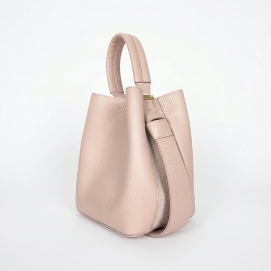 Borsa a secchiello in vera pelle colore rosa blush con bottone automatico e tracolla regolabile per uso quotidiano