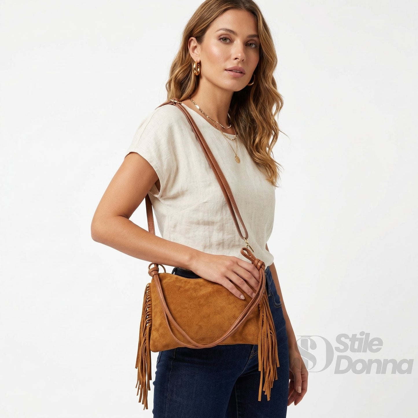 Borsa a tracolla in morbida pelle scamosciata color tan con frange boho per uno stile elegante e casual