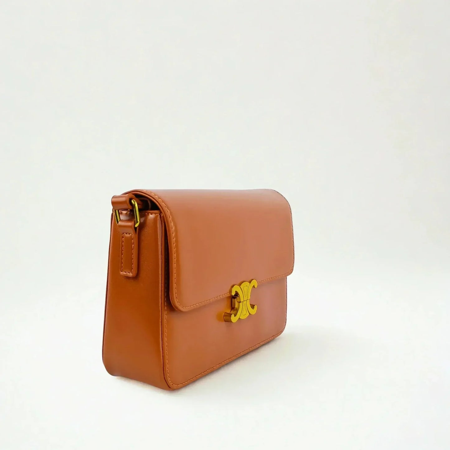 Borsa a Tracolla in Pelle con Patta e Dettagli Dorati - borsa box classica