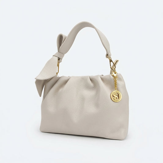 Borsa chic verona in vera pelle beige con manico a fiocco e charm dorato con emblema s