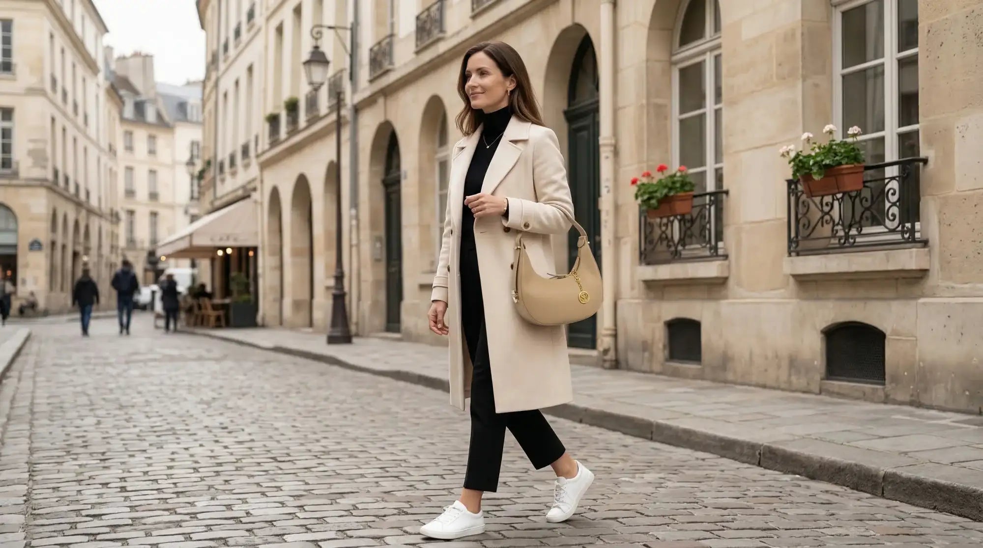 Borsa hobo in pelle beige con chiusura circolare tono oro.