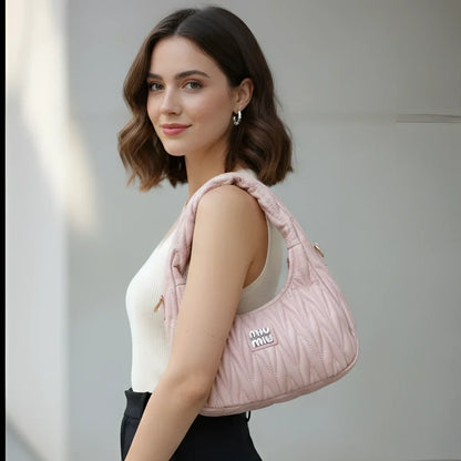 Borsa Miu trapuntata rosa cipria con tracolla regolabile - morbida borsa