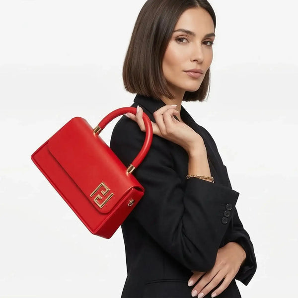 Borsa in pelle rossa Versace con hardware in tono oro e chiusura con logo distintivo.