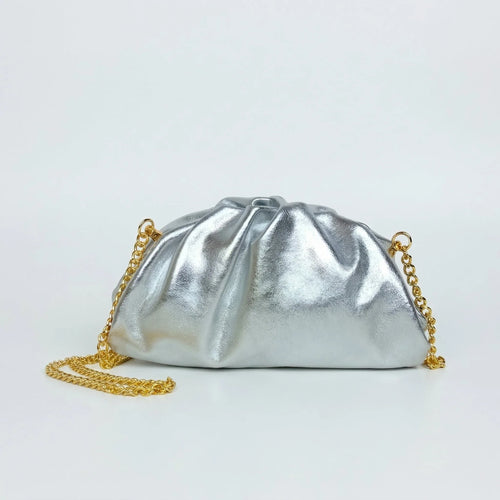 Clutch metallizzata argento in vera pelle con catena dorata in metallo e design elegante