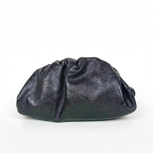 Clutch metallizzata argento in vera pelle nera con texture e chiusura arricciata e catena dorata