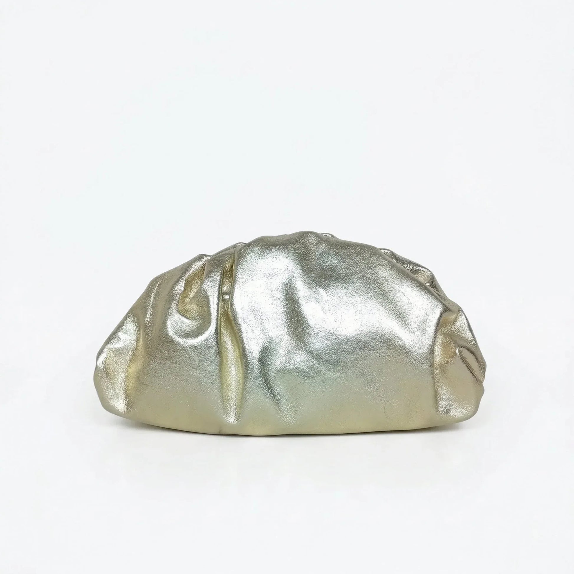 Clutch metallizzata argento in vera pelle con texture morbida e catena dorata leggermente irregolare e tondeggiante