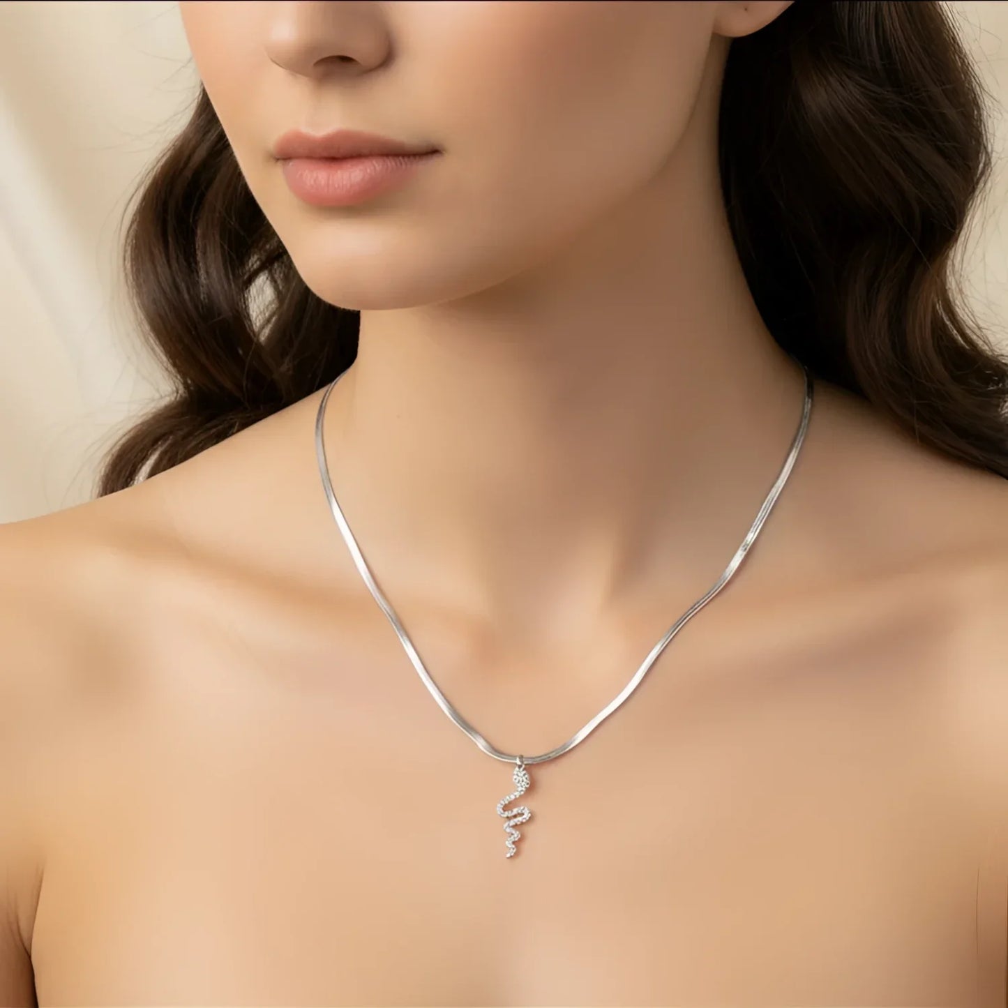 Collana Minimalista con Ciondolo Serpente di Cristallo - delicato ciondolo forma