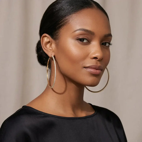 Orecchini a cerchio d'oro con un delicato bordo di perline.