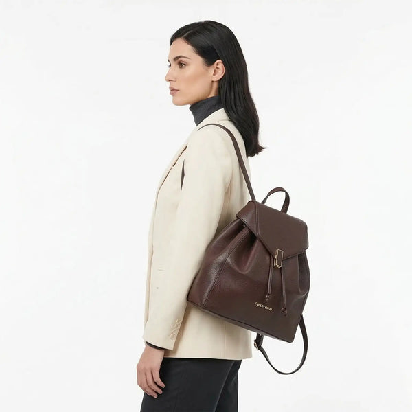 Zaino in pelle marrone testurizzata con chiusura a pattina e hardware metallico color oro.