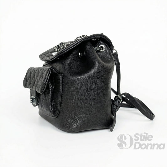 Zaino trapuntato nero in pelle con dettaglio a catena colore argento stile donna bags elegante e funzionale